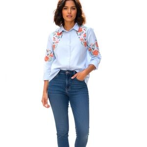EUC Womens Chambray Shirt with Embroidery Flower accents. Womens size XL